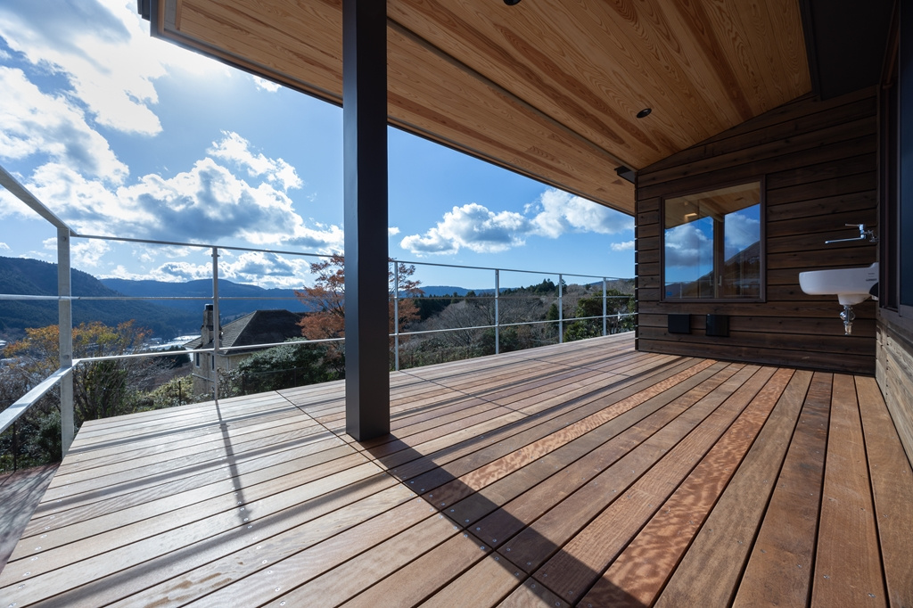 清々しさを感じられる2階デッキ