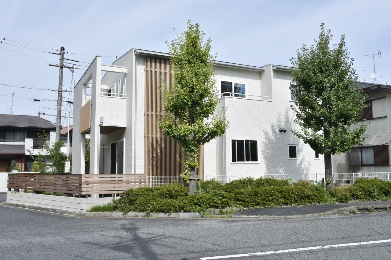 格子がアクセントのシンプルな外観