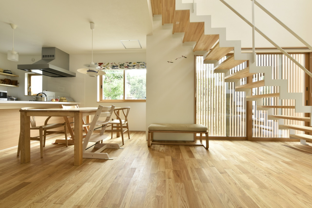 4人のお子さんがにぎやかに走り回れるリビングルーム