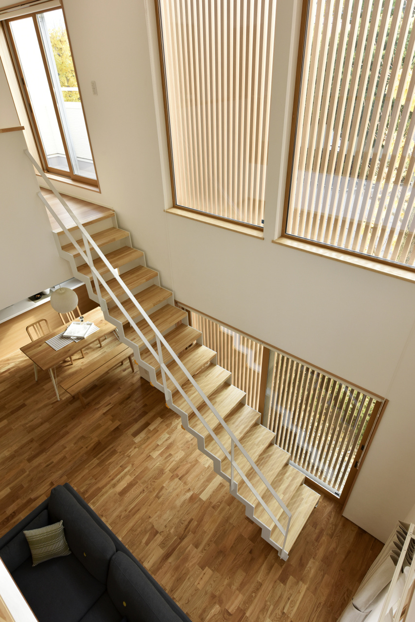 大きな開口からの光を部屋全体に行き渡らせる吹き抜け空間