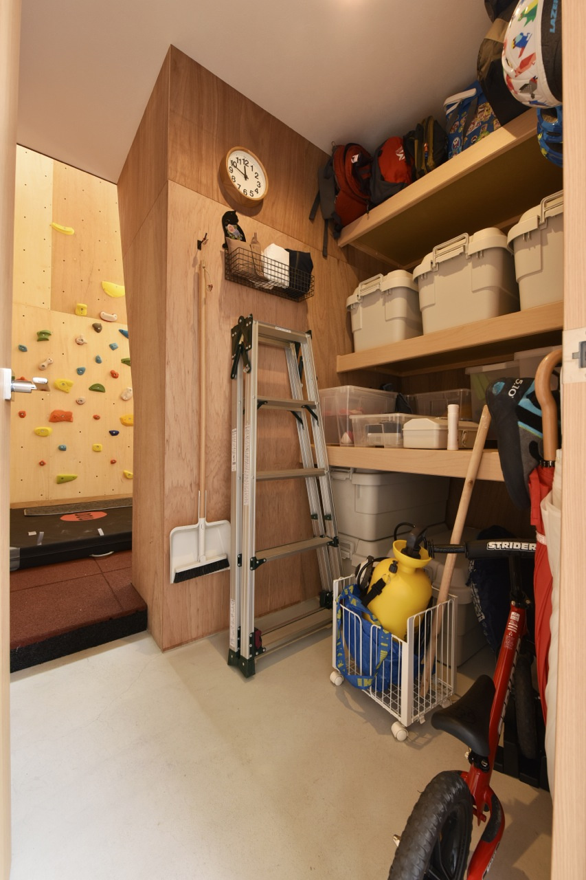 土間コンクリートで使い勝手のいい玄関横の室内収納スペース