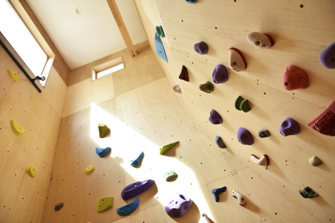 吹き抜けを利用してつくられた家族で楽しめるボルダリングの空間