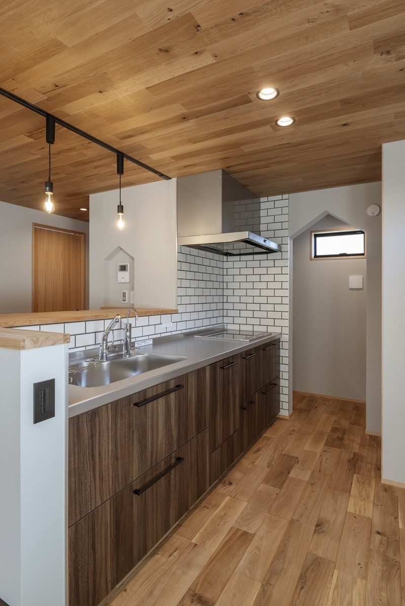 白いタイルが印象的なキッチン