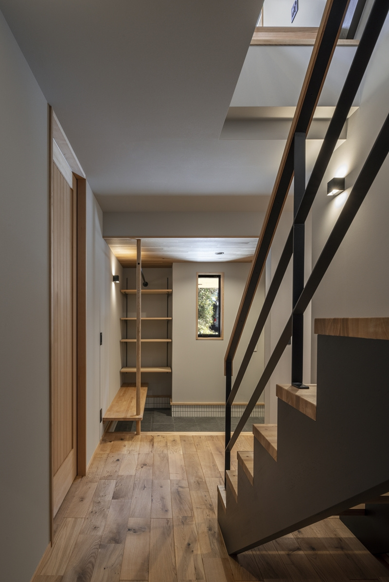 手すりの付いた機能的な玄関