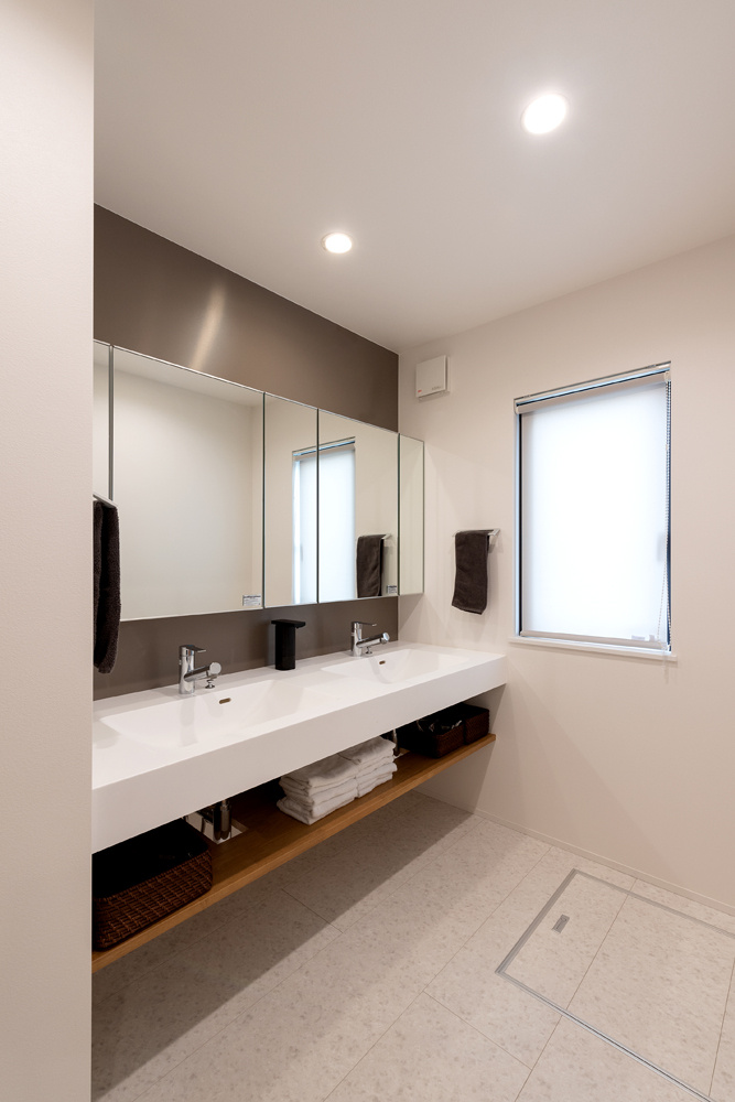 角地に建つシンプルモダンな外観、本物の木と思いのいっぱい詰まった家