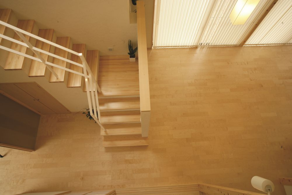 吹抜けから1階を眺める