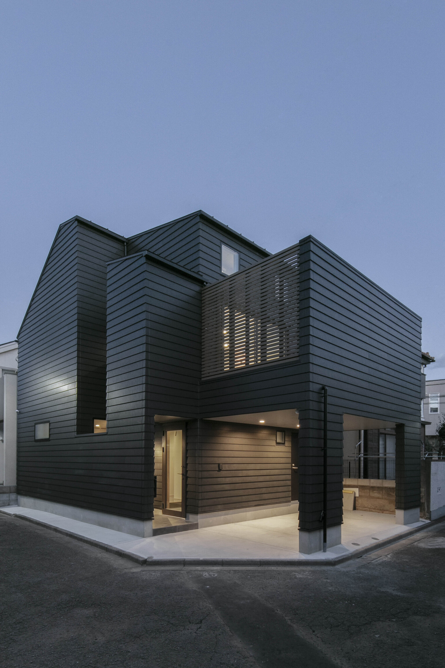 【東京】大きなガレージとバルコニーのある18坪の住宅