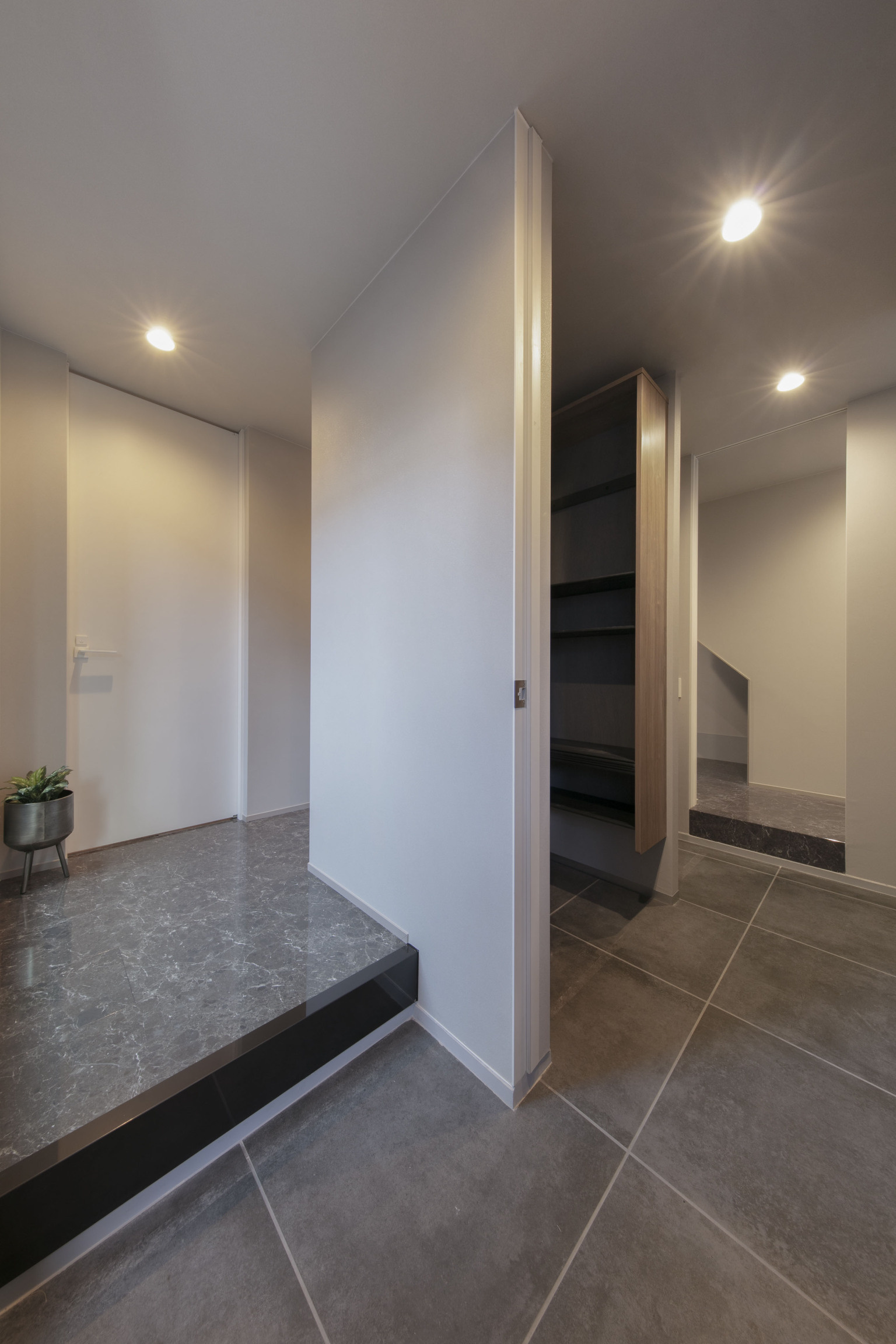 【東京】玄関からつながるウォークスルーのシューズクローク