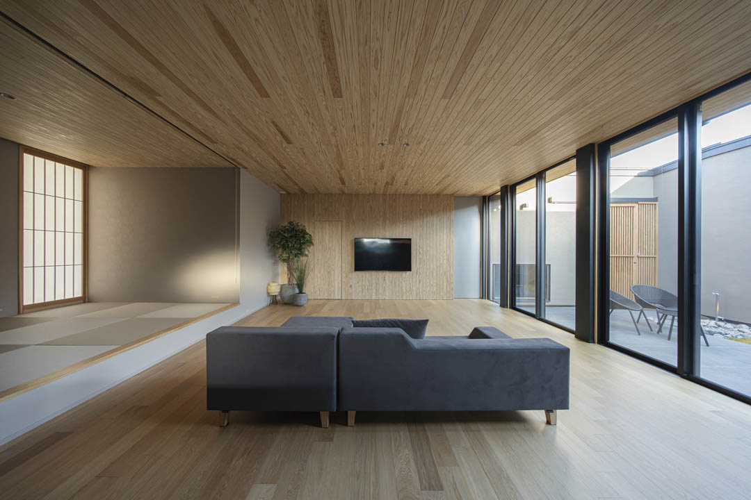 壁と天井を杉板貼りにして連続性を持たせたリビング