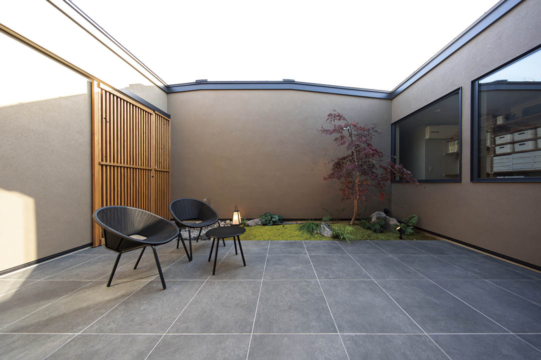 600角のタイルが印象的な和のイメージの中庭