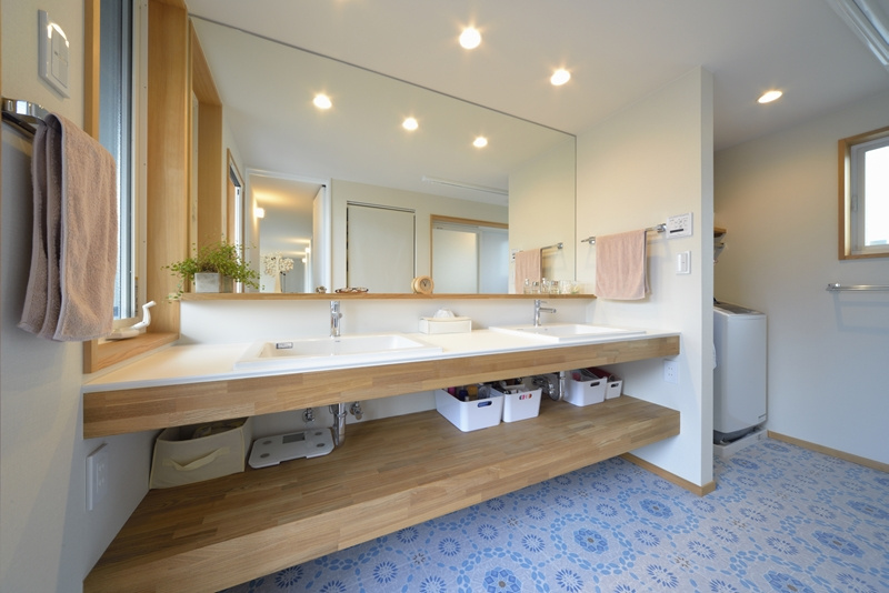 大きな鏡の洗面