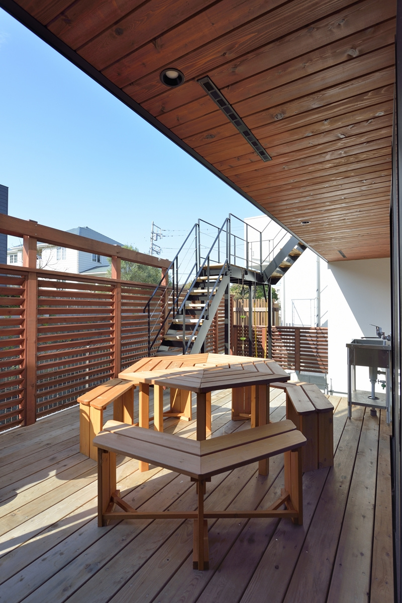 アイアンの階段で外から二階へ直結