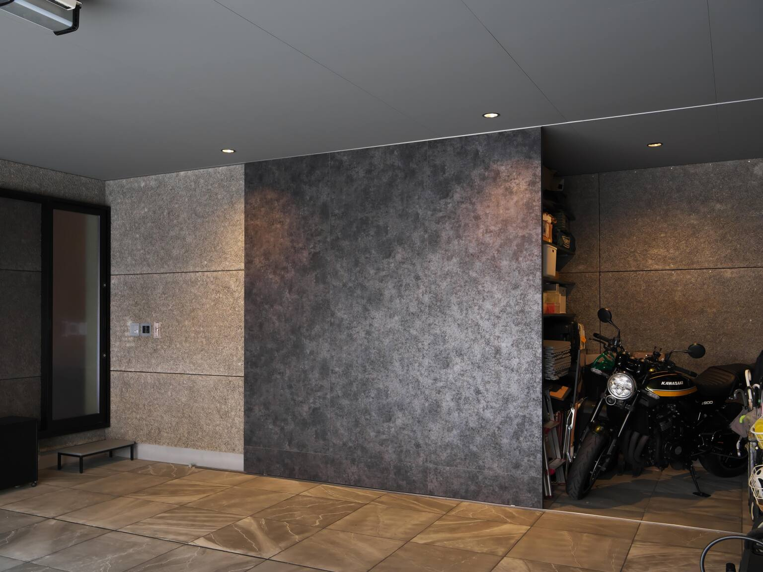 2台分のガレージの奥