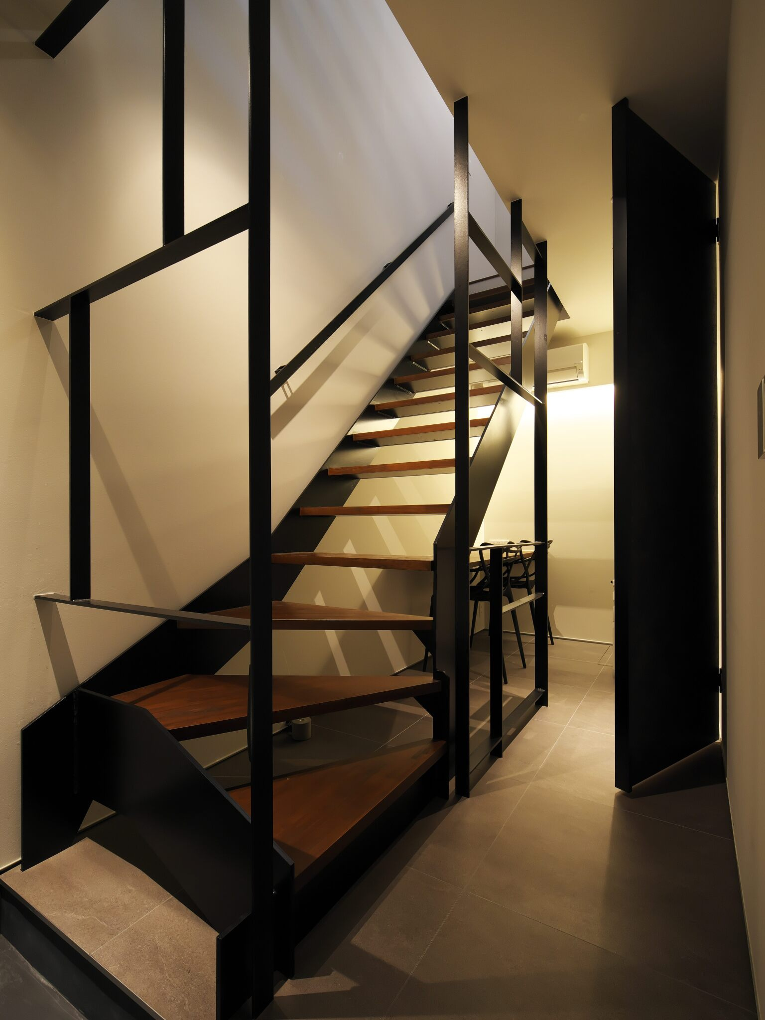 スチール階段と書斎