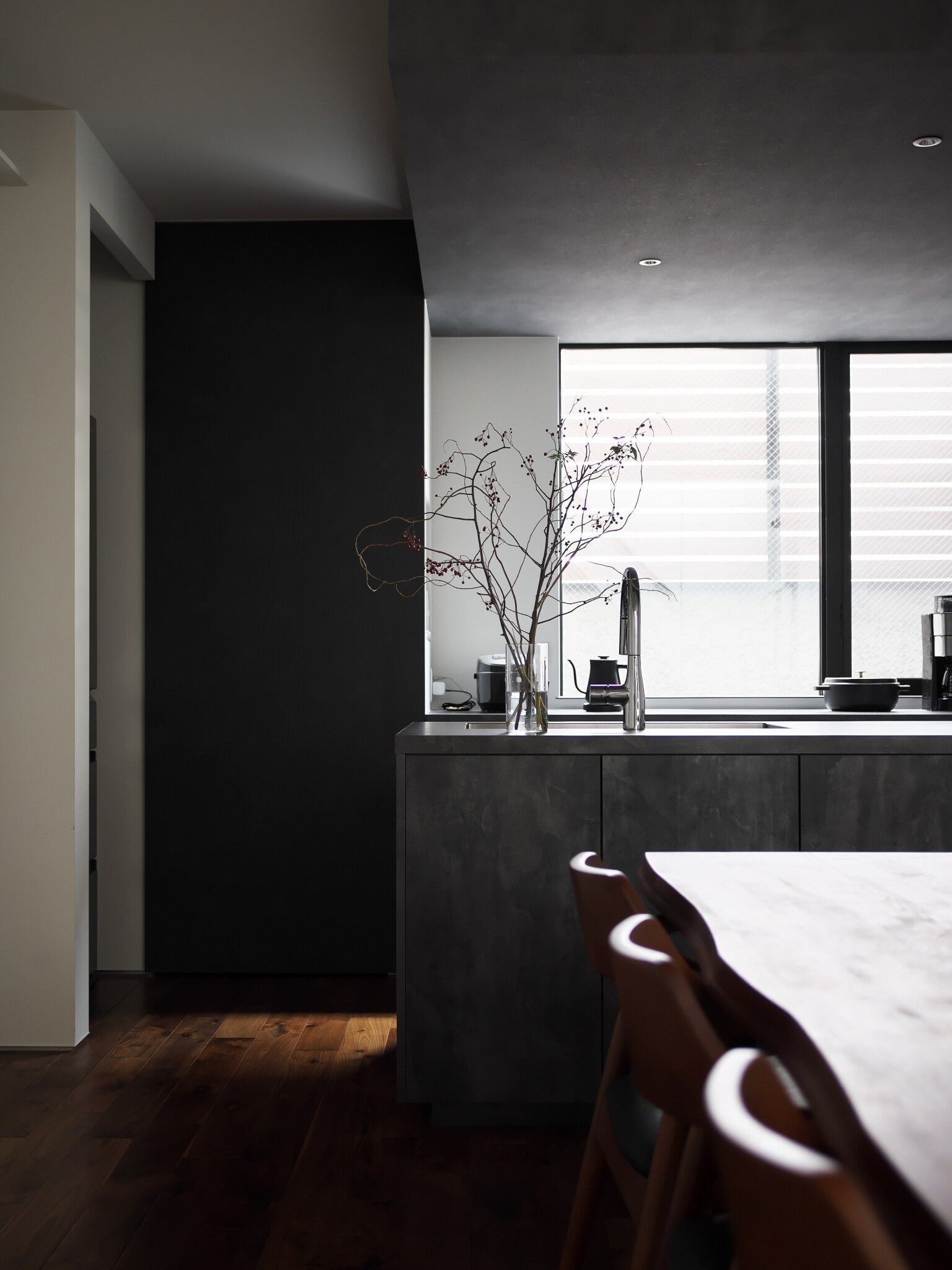 クールなグレーでまとめたキッチン。