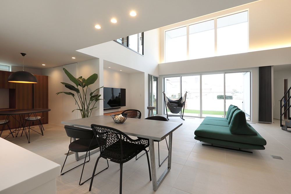 どこまでもダイナミックな窓を持つリビング