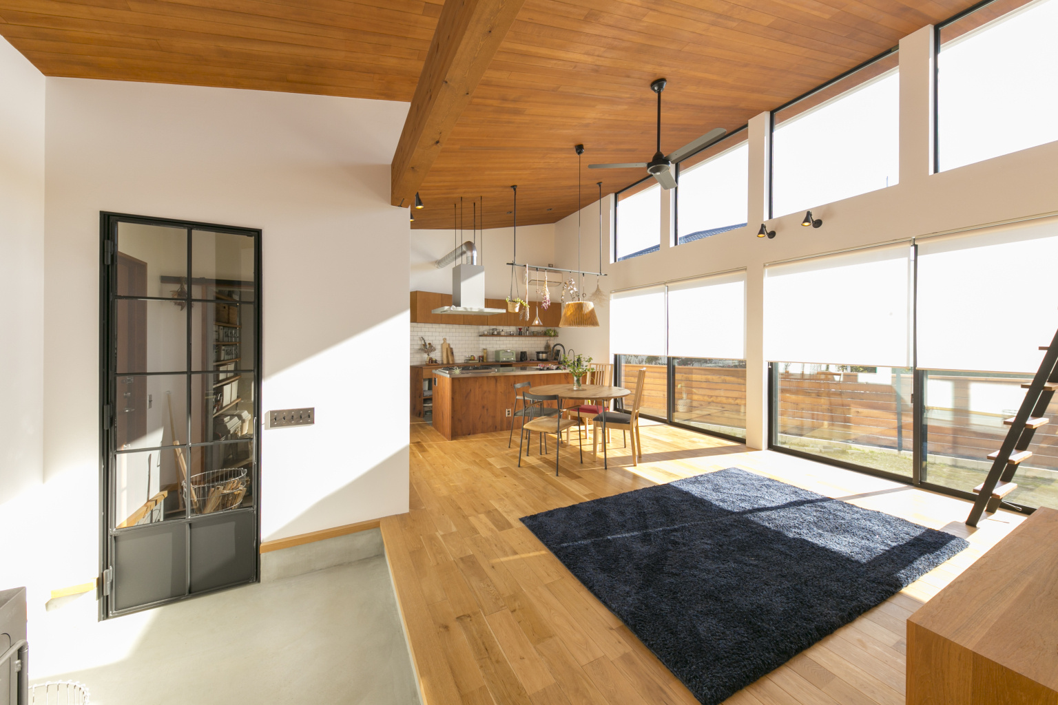 広い土間と中庭で繋がりを楽しむ平屋の暮らし｜木造住宅×アウトドアリビング×おしゃれな家