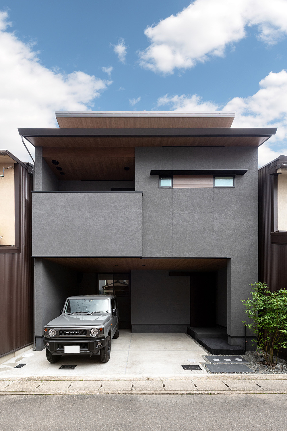 住み心地にこだわった『空気のバリアフリー』の家｜おしゃれ×半ビルトインガレージ×アウトドアリビング