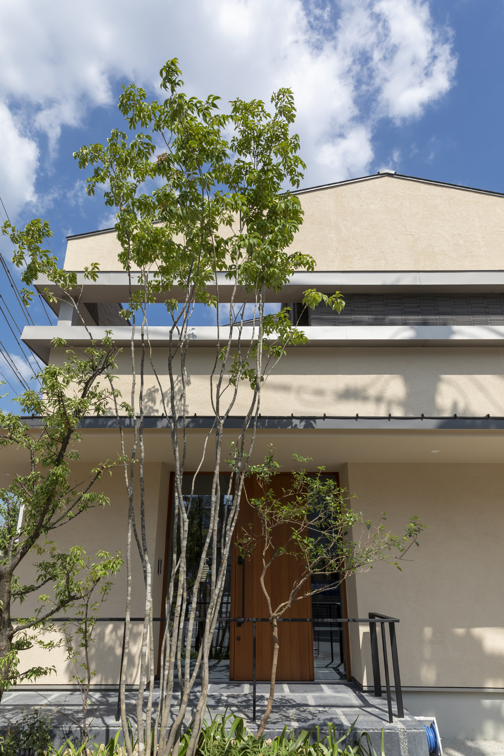 開放感あふれる吹き抜けと中庭のある家｜重量木骨の家×スキップフロア×シンボルツリー