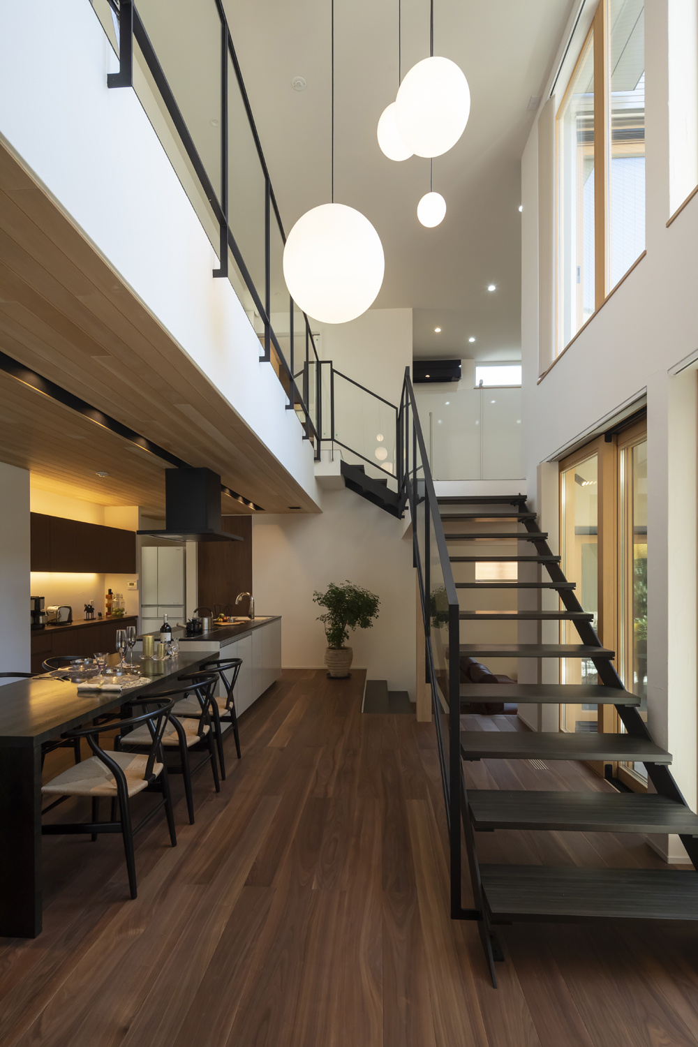 開放感あふれる吹き抜けと中庭のある家｜重量木骨の家×スキップフロア×シンボルツリー