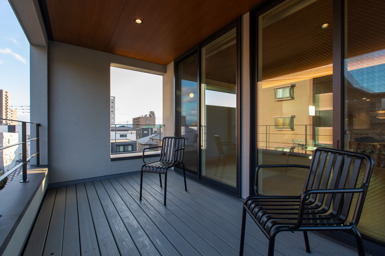 セカンドリビングのようなバルコニー。