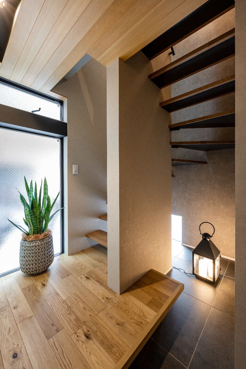 【神戸】光が差し込み視線の抜ける明るいスケルトン階段