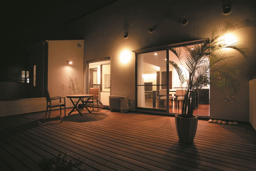 ガレージの上の広々とした2階テラス