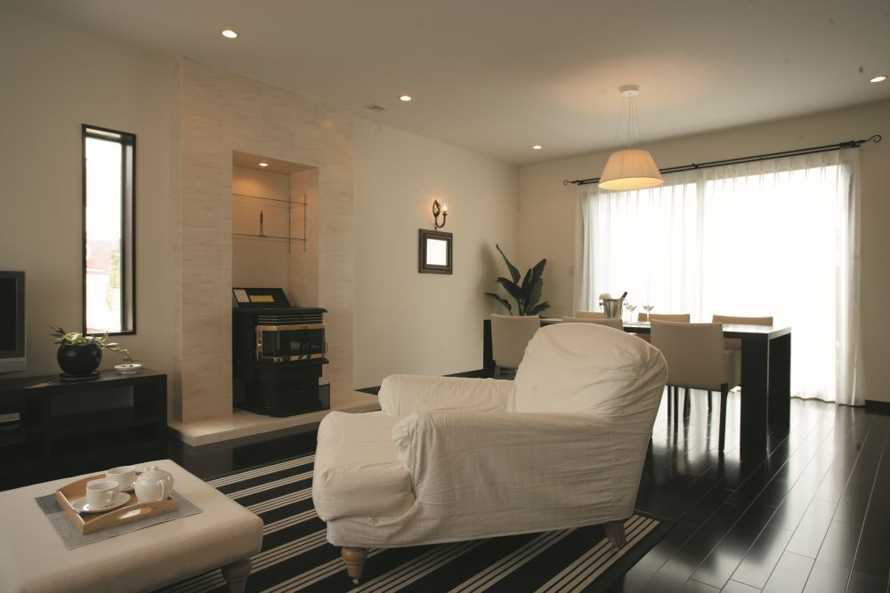 暖炉のある落ち着きのあるリビング