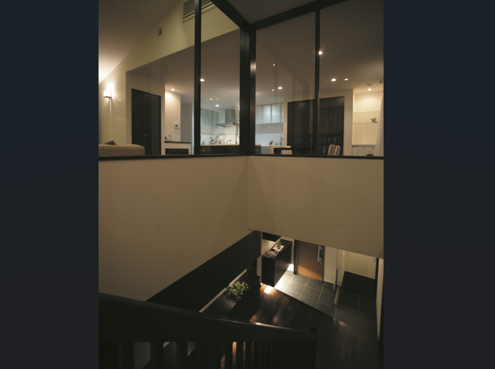 2階から玄関を見下ろす