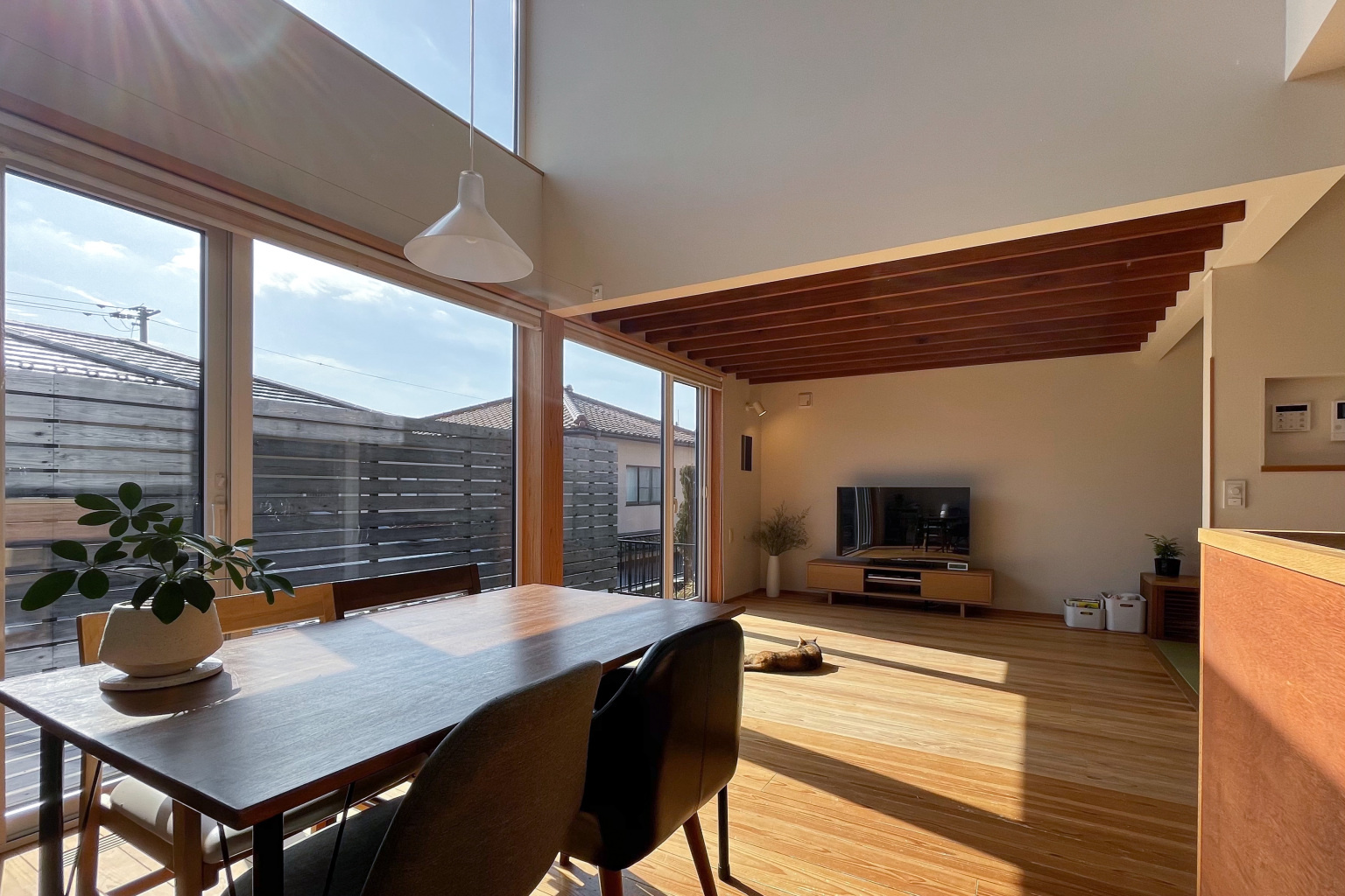 天井高を抑えた落ち着きのあるリビング