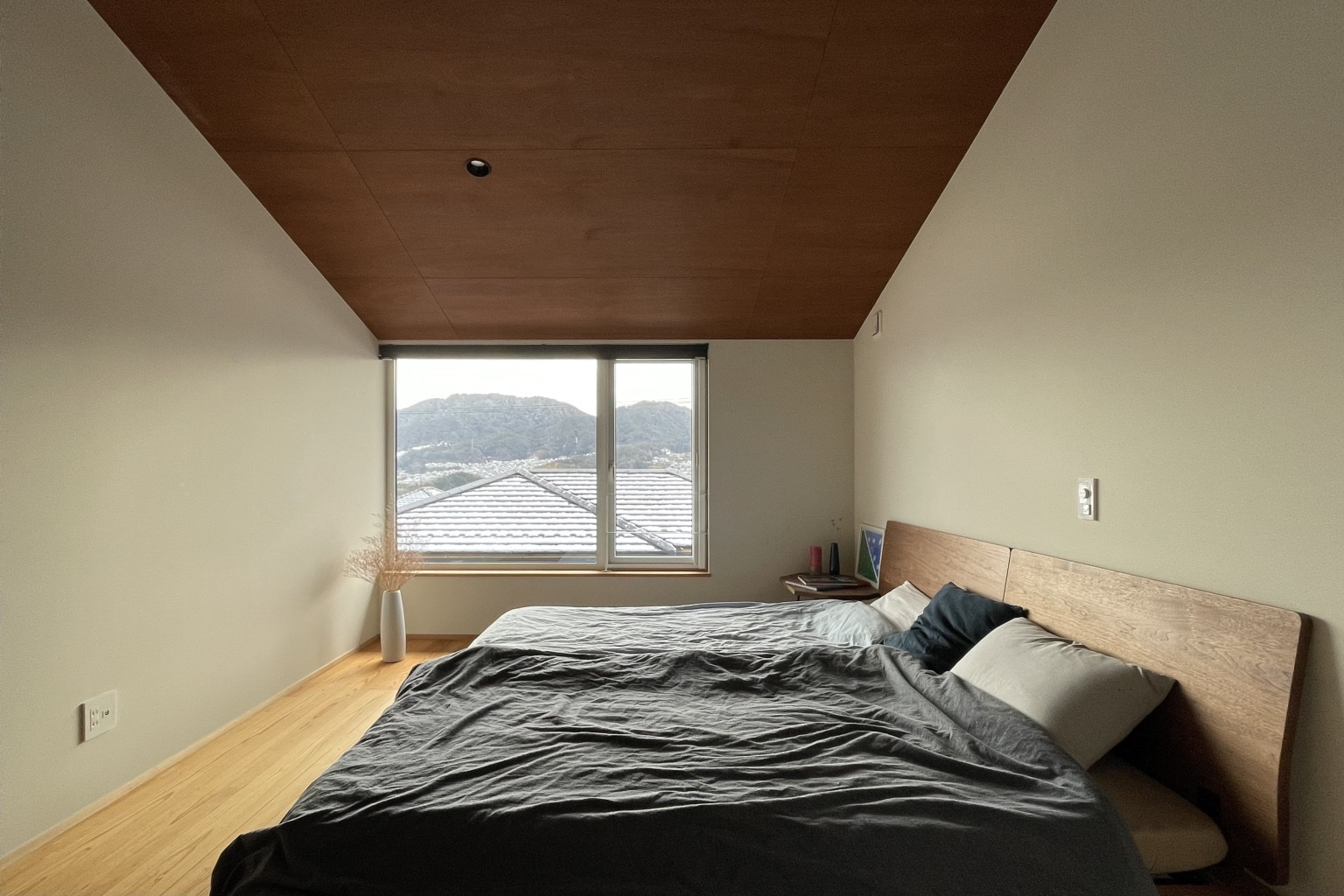 高台ならではの眺望を楽しめる寝室
