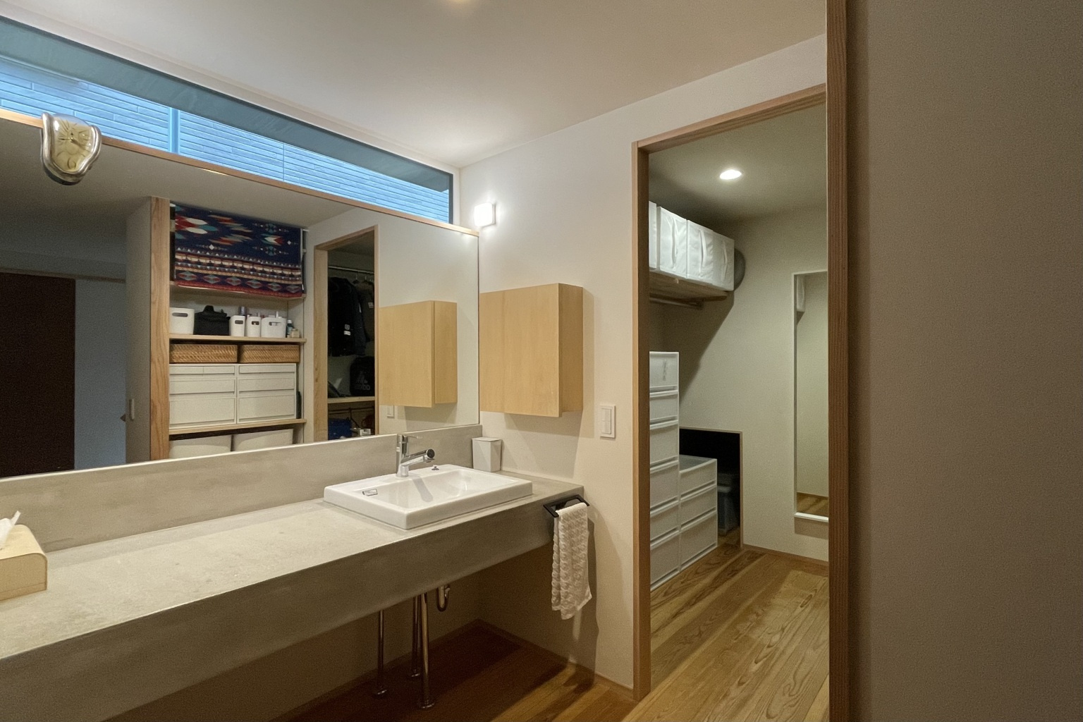 家族で使えるモルタル仕上げの広々洗面空間