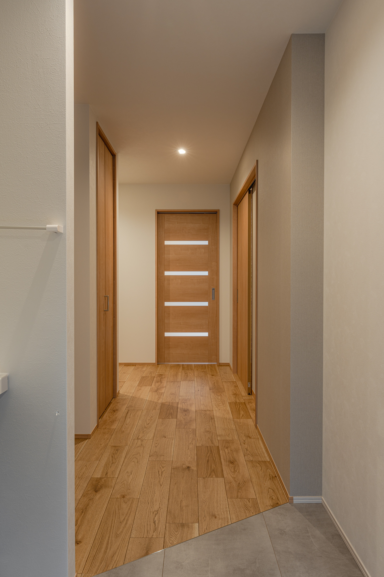 まるで旅館のような明暗のある廊下