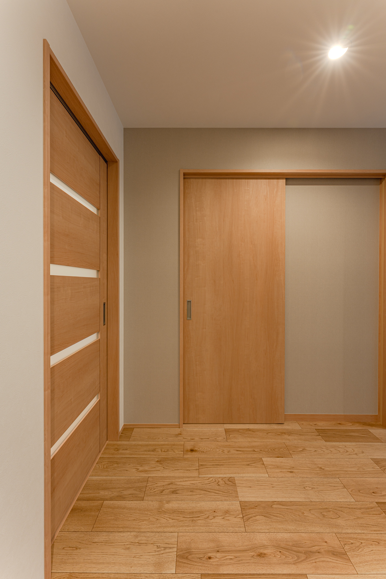 廊下のクロスを落ち着いた色にすることで高級感を演出