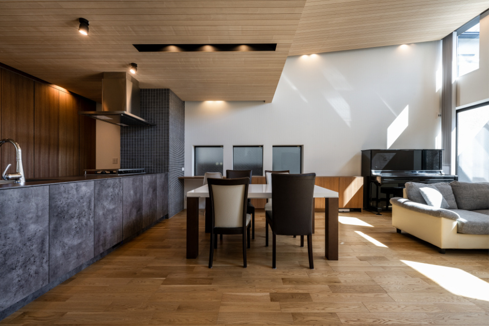 【神戸】シックな色合いで落ち着いた印象のLDK