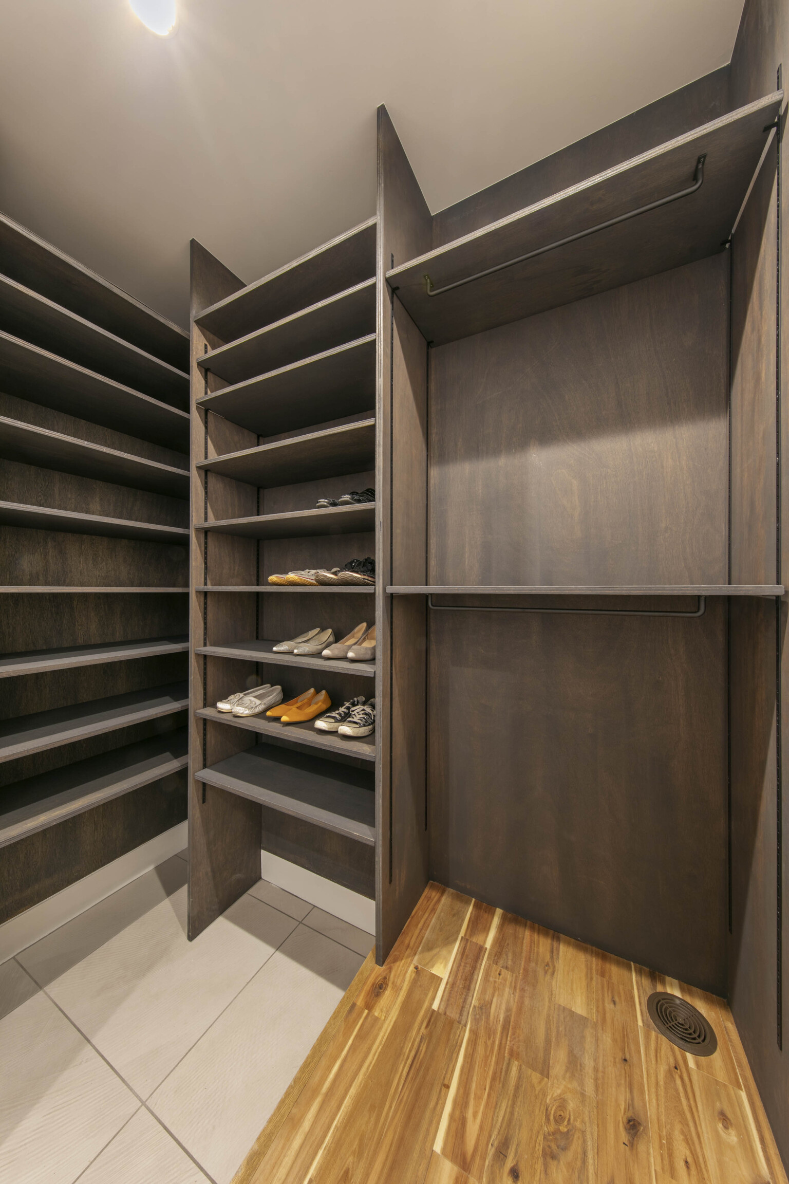 【東京】玄関からパントリーへつながるシューズクローク