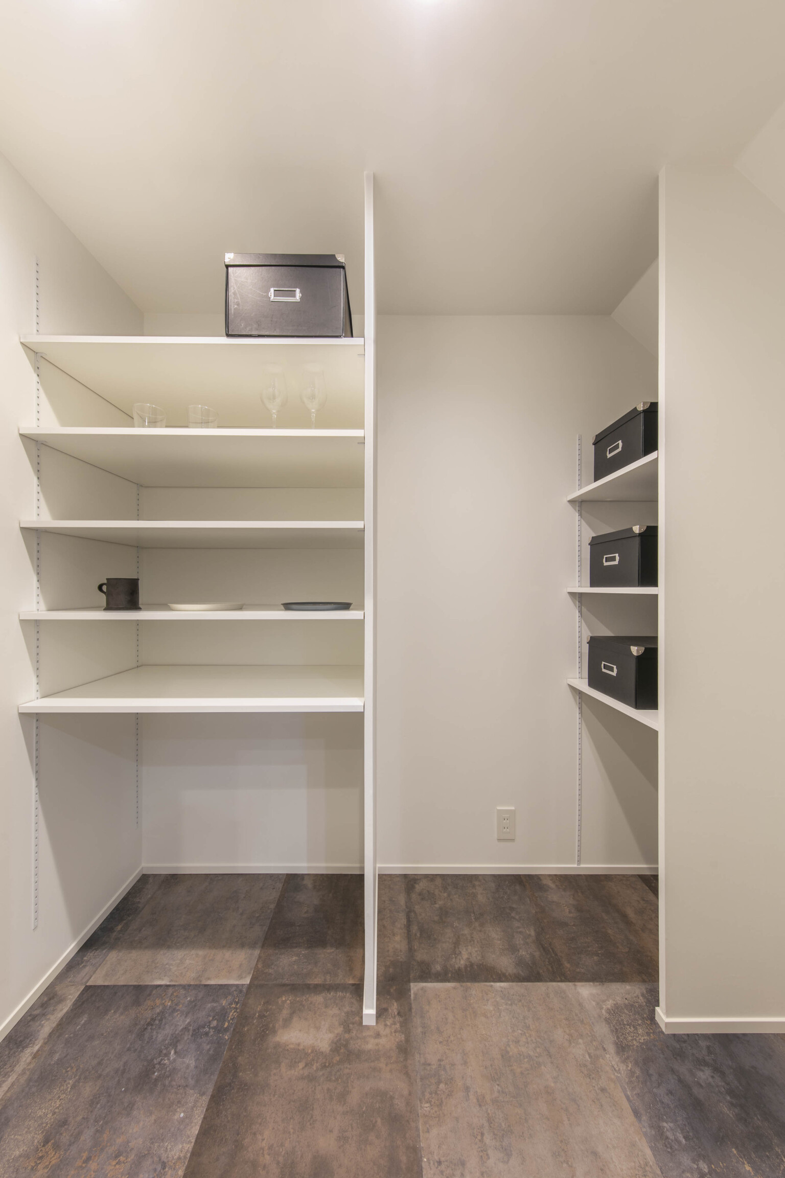 【東京】キッチンからも玄関からもつながるパントリー　