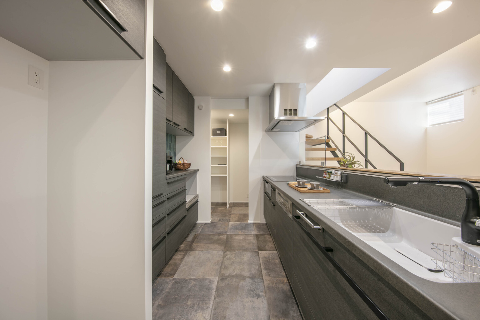 【東京】収納たっぷりの対面型キッチン