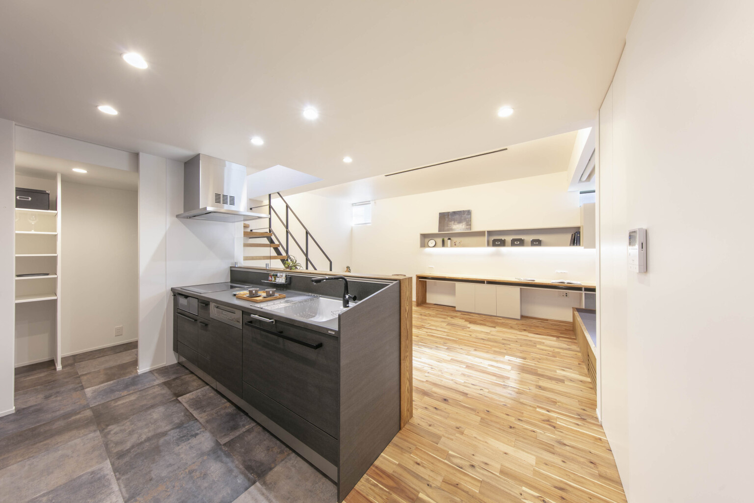 【東京】リビングダイニング全体を見渡せる対面キッチン