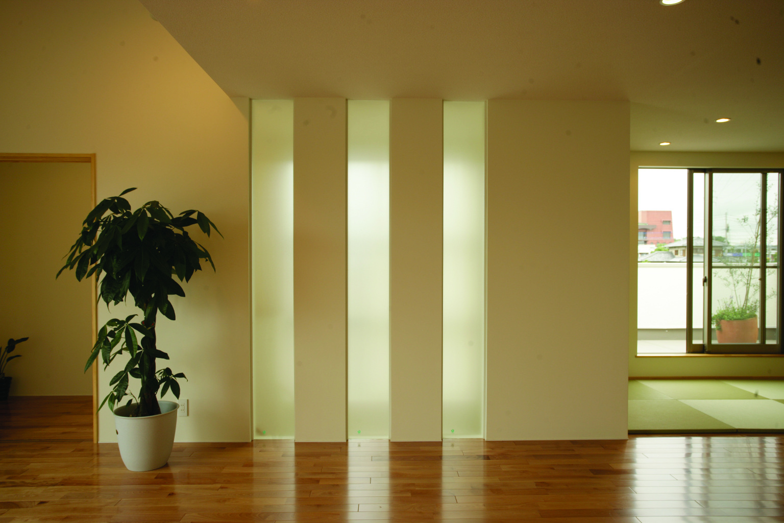 リビング、すりガラスで柔らかい光を取り込む