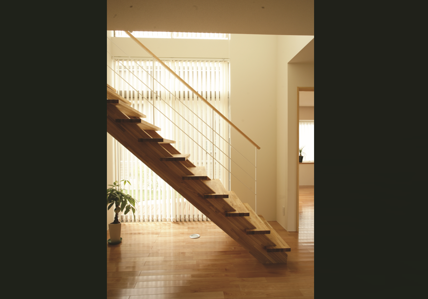 木の温もりを感じる、床、階段