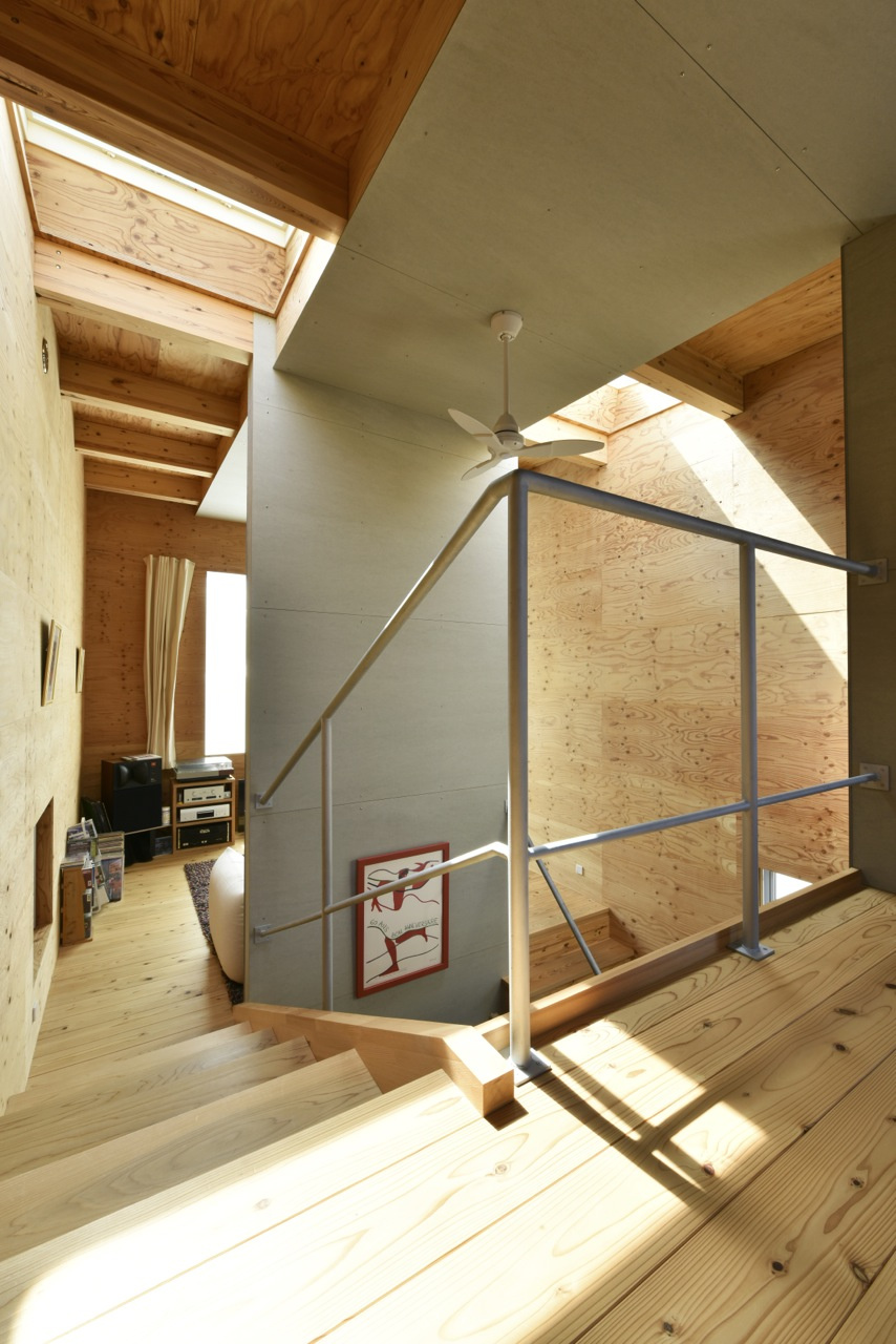 天窓から入る陽光が1Fまで届くスキップフロアの空間