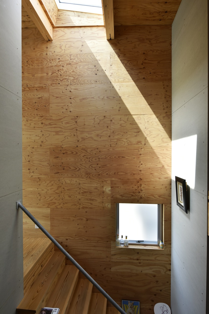 天窓から入る陽光が1Fまで届くスキップフロアの空間