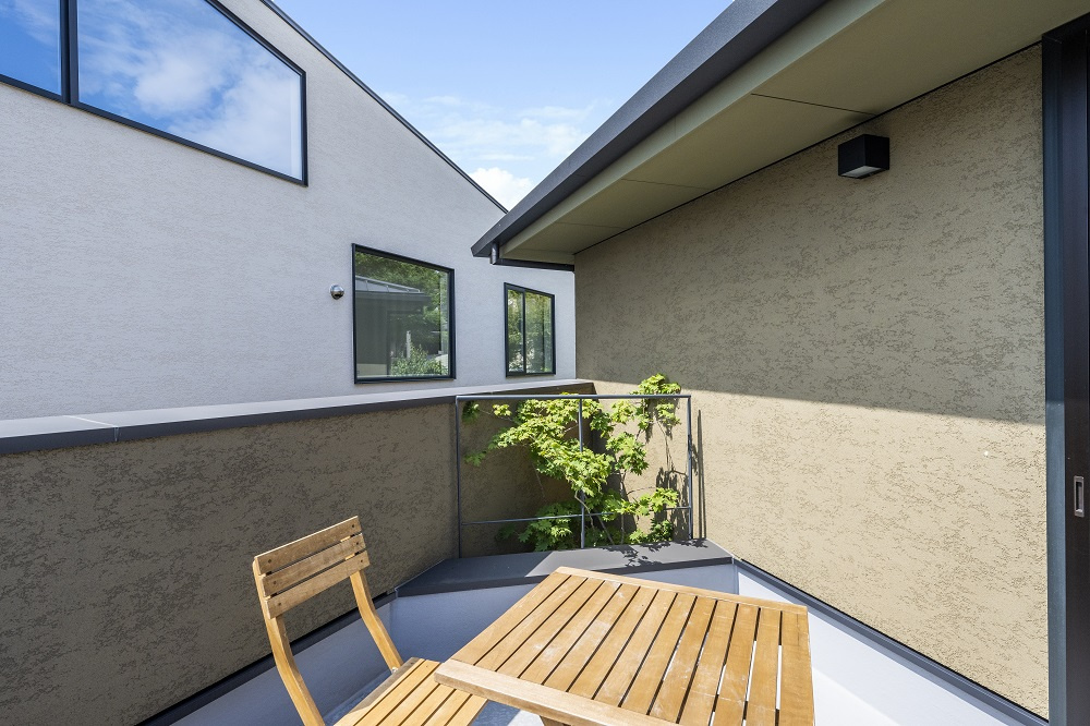 【神戸】庭の緑を眺められる日当たりのよいテラス