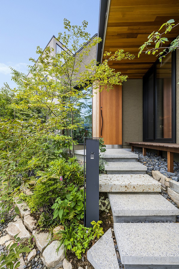 【神戸】目隠しであり外観のポイントとなっているパーゴラ