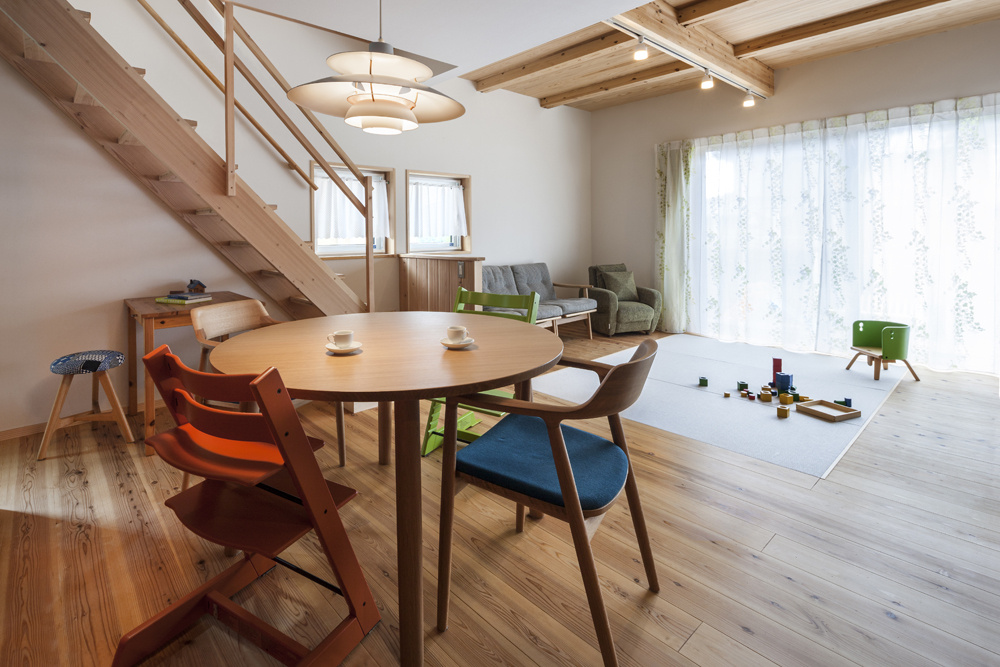 家族がくつろぐ畳のあるLDK