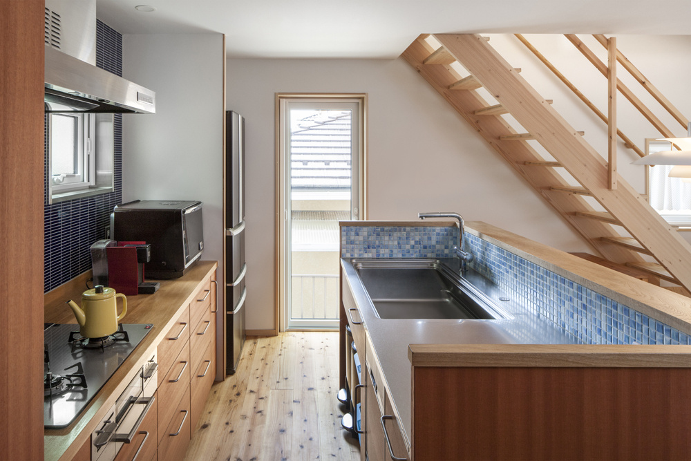 ブルーのタイルが映えるオリジナルアイランドキッチン