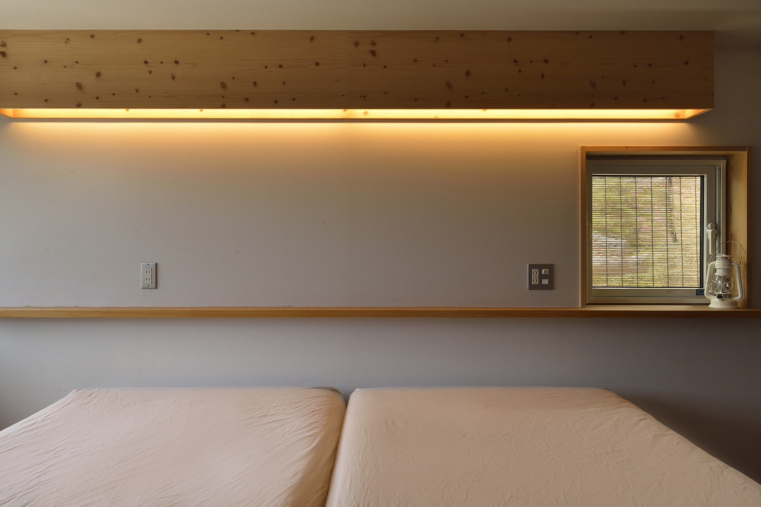 小窓と灯りでくつろぐ寝室