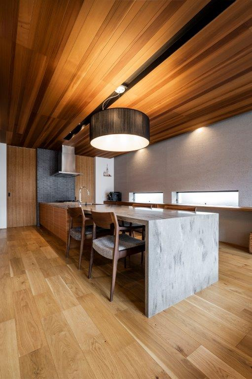 【神戸】キッチンカウンターから続くダイニングテーブル