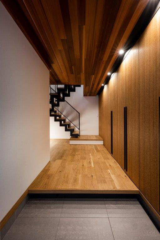 【神戸】壁一面のキャビネットやSICを設け、収納力を確保した玄関